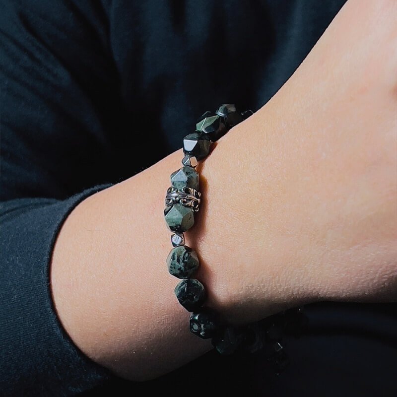 Men’s Quezai Stone bracelet in M size (6.3–6.7") – stylish forest design for heart chakra harmony and men’s emotional wellness